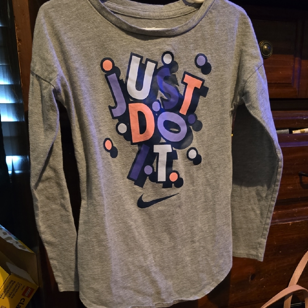 !!.               Girls M  Gray Long Sleeve 'Just Do It' Tee